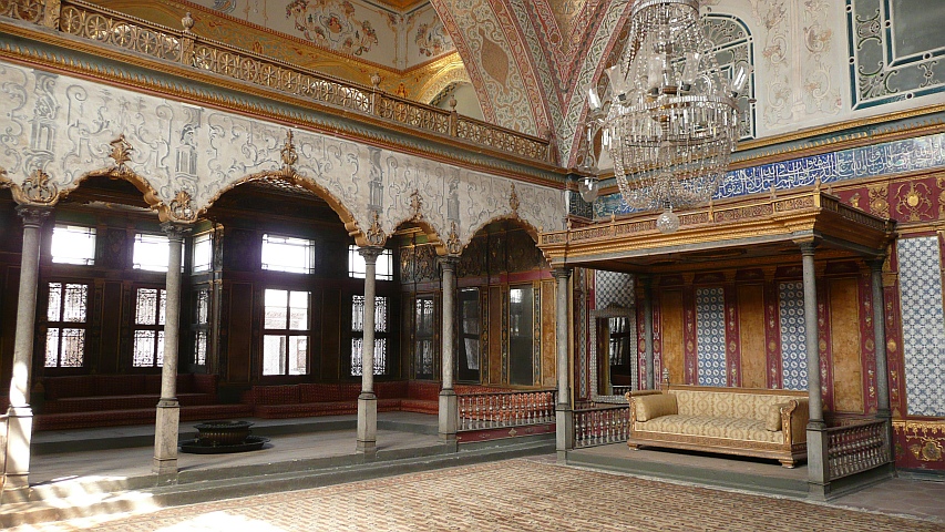 istanbtopkapi03 Empfangsraum mit Thronbett
